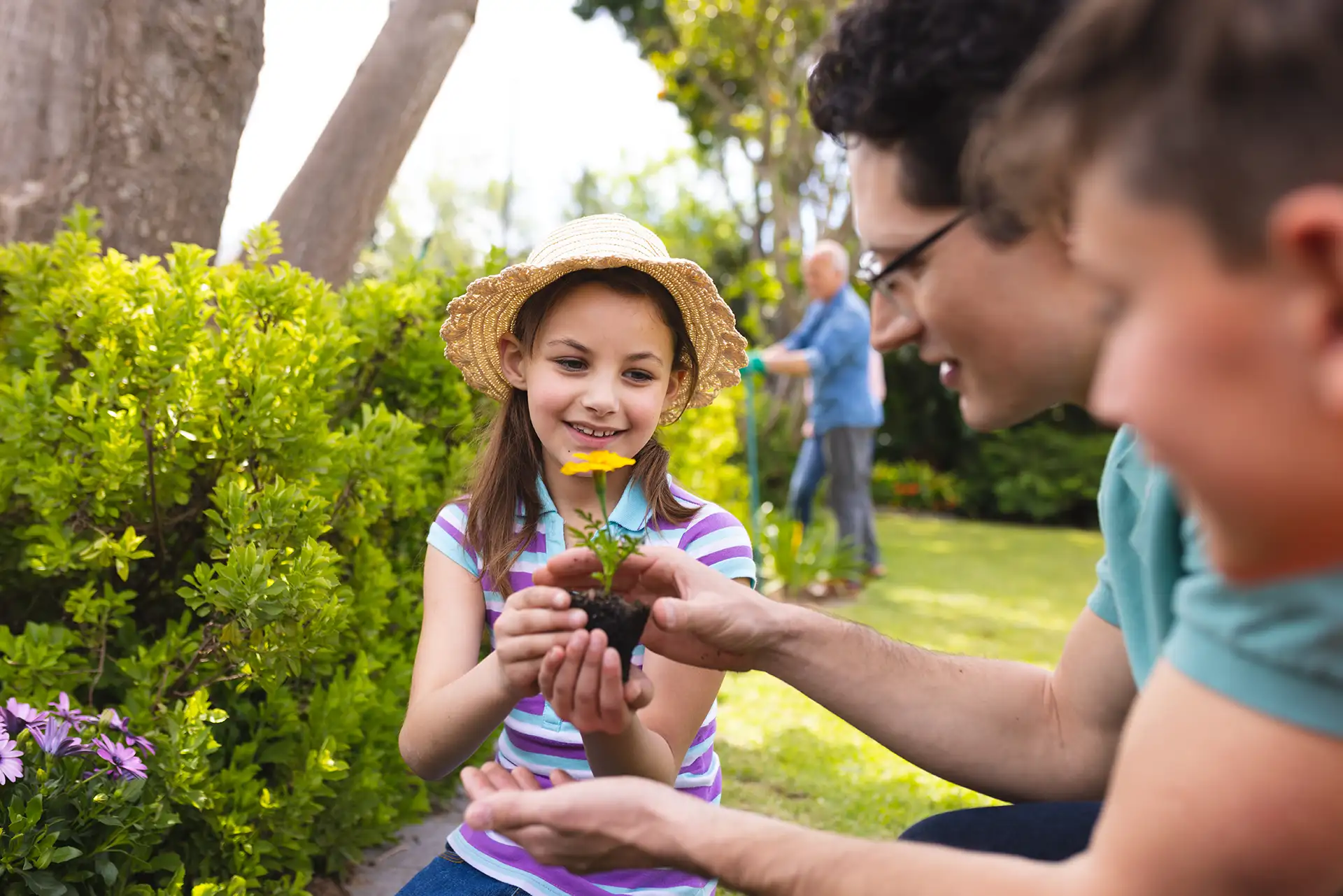 bambini in giardino durante l estate