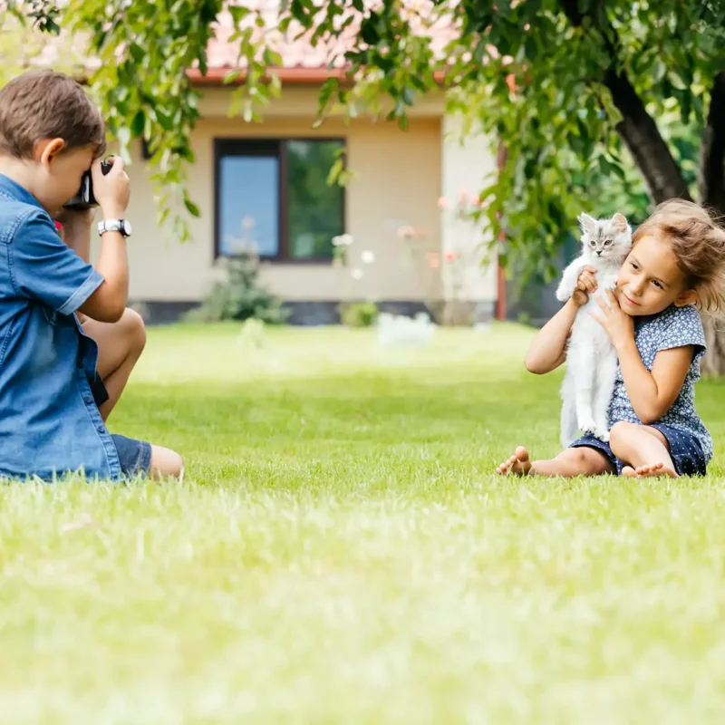 giardino di villa con bambini che giocano