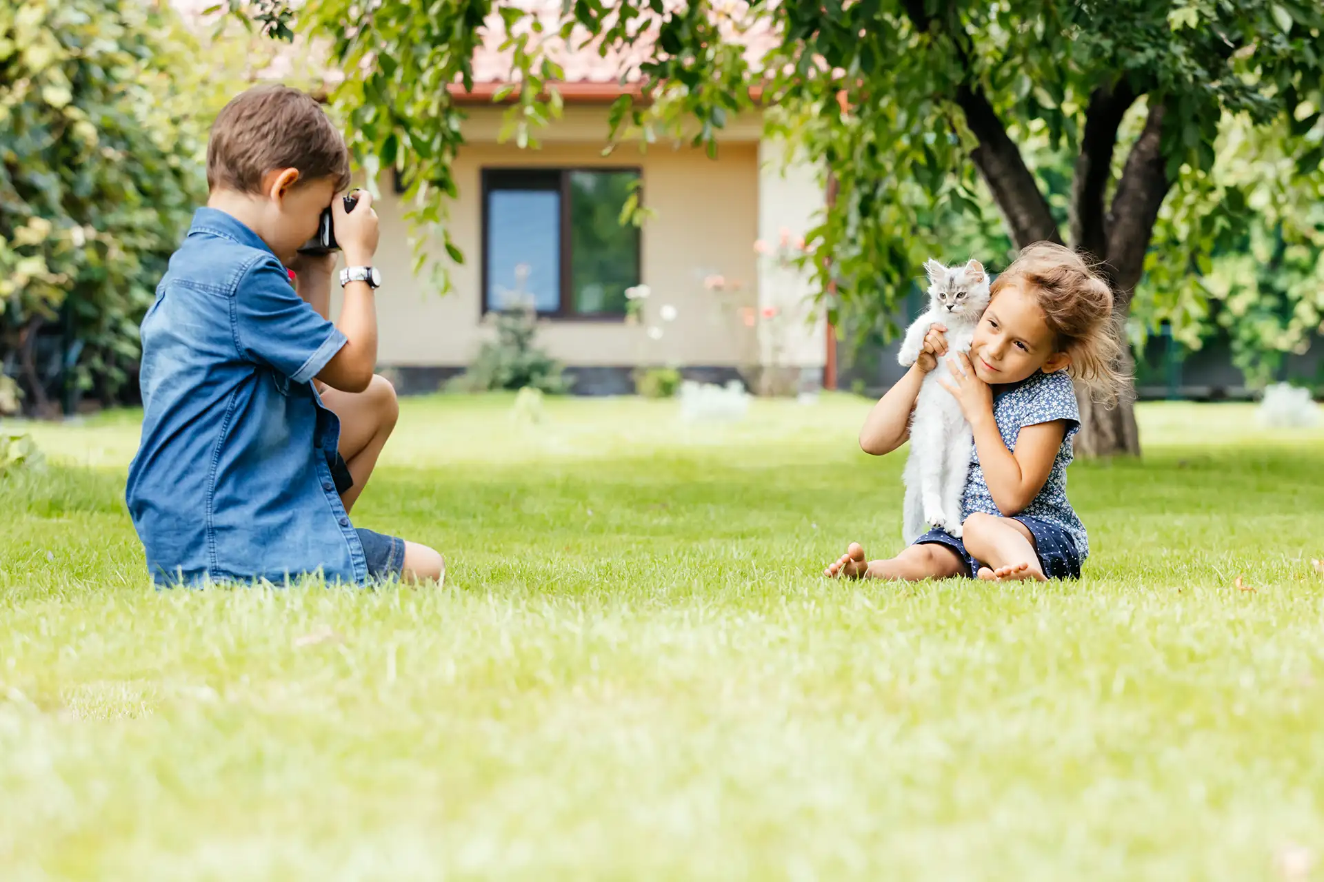 giardino di villa con bambini che giocano