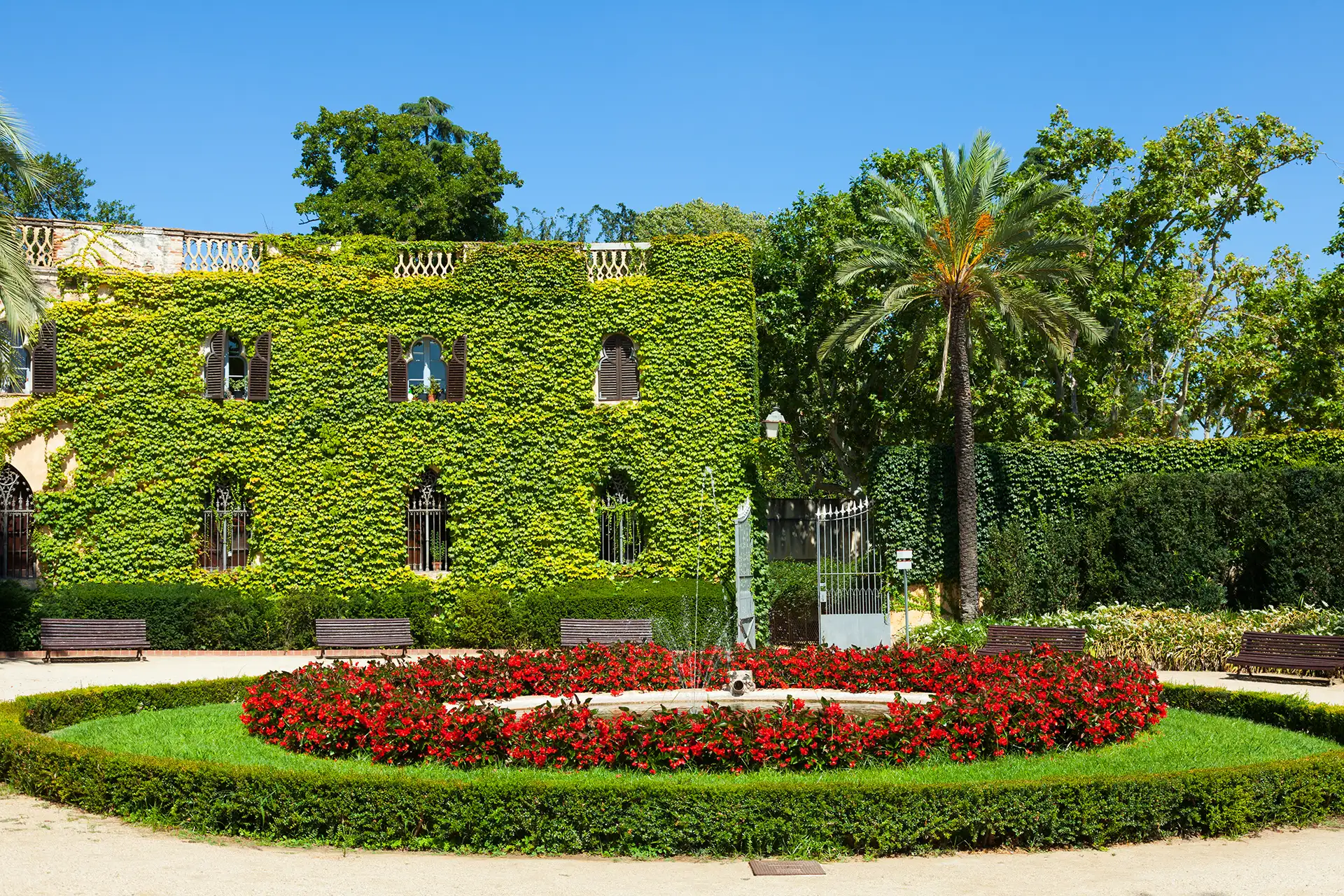 Giardino labirinto di un parco ideale per un impianto antizanzare